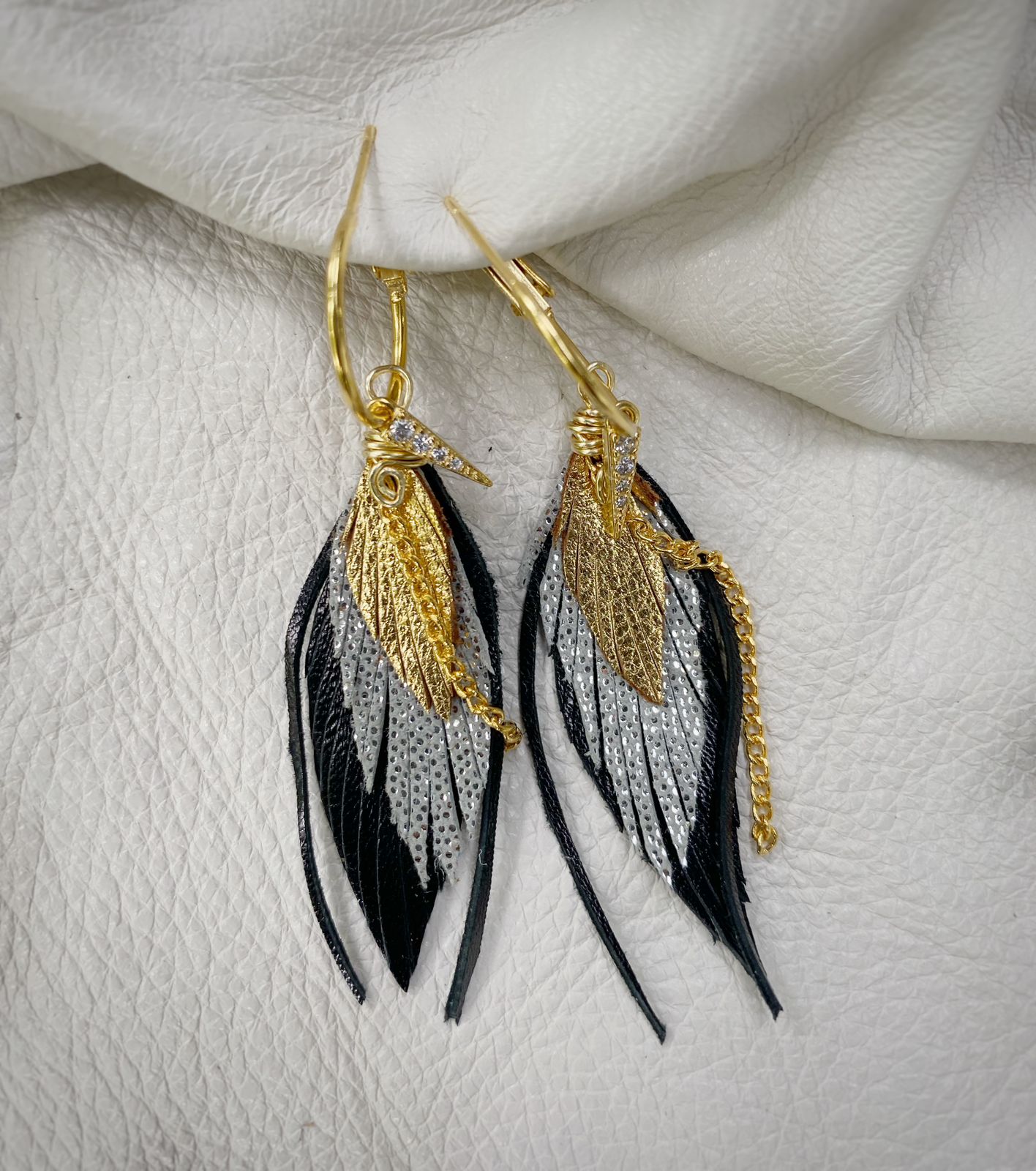 Aretes MINI negros con dije de pluma