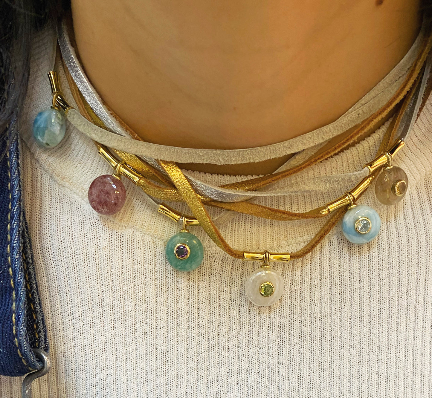 Gargantilla de piel con piedras