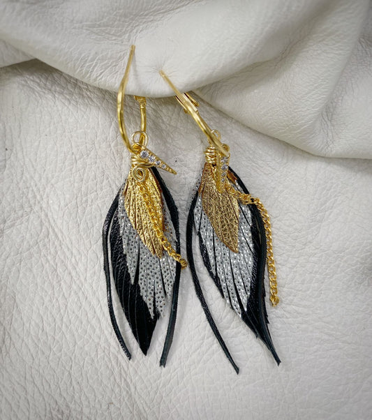 Aretes MINI negros con dije de pluma