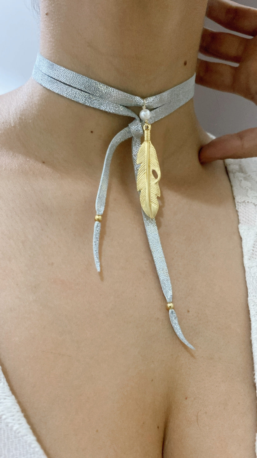 Gargantilla de piel con pluma