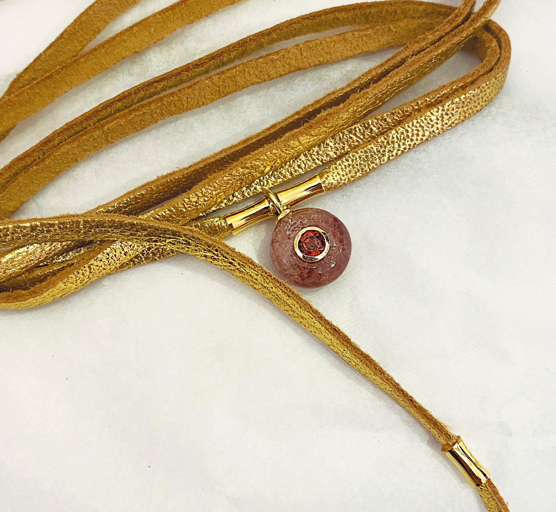 Gargantilla de piel con piedras