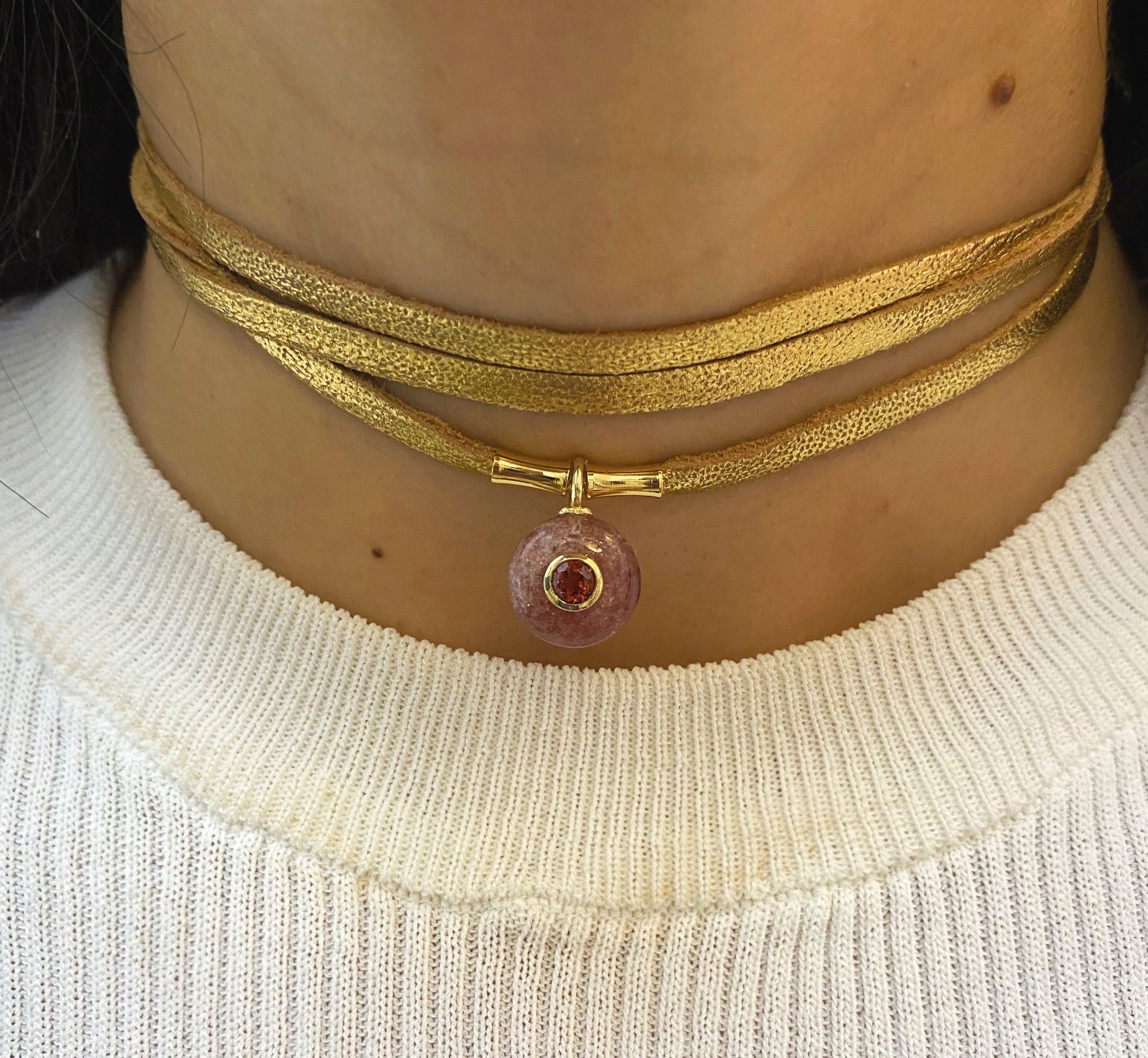 Gargantilla de piel con piedras