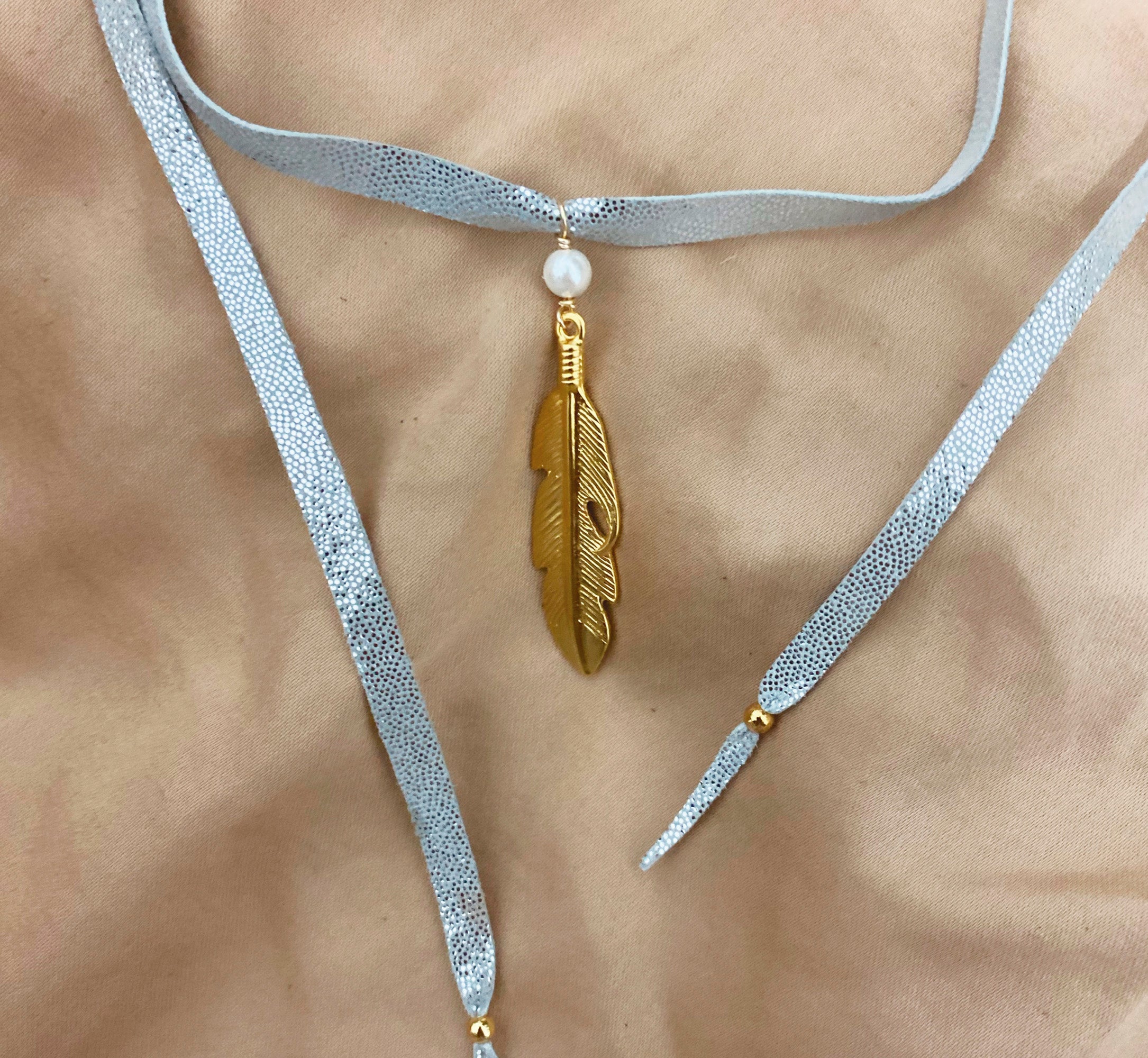 Gargantilla de piel con pluma