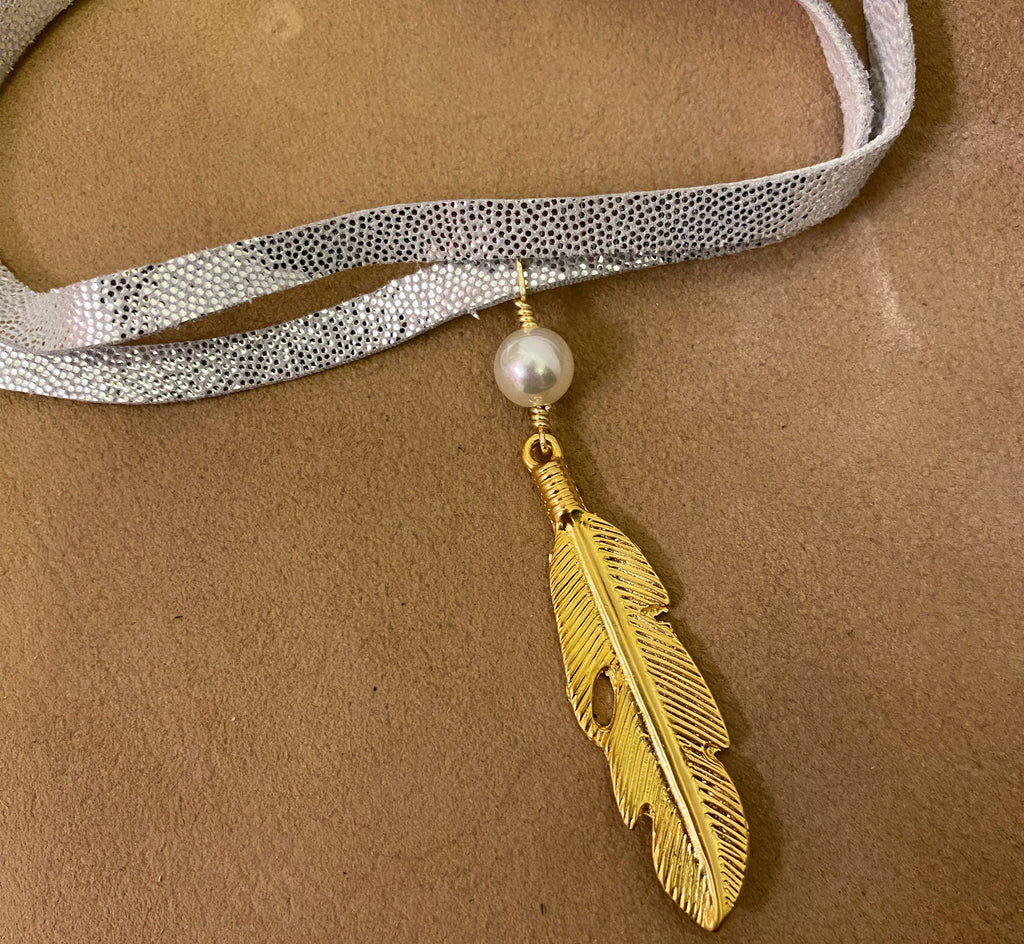 Gargantilla de piel con pluma
