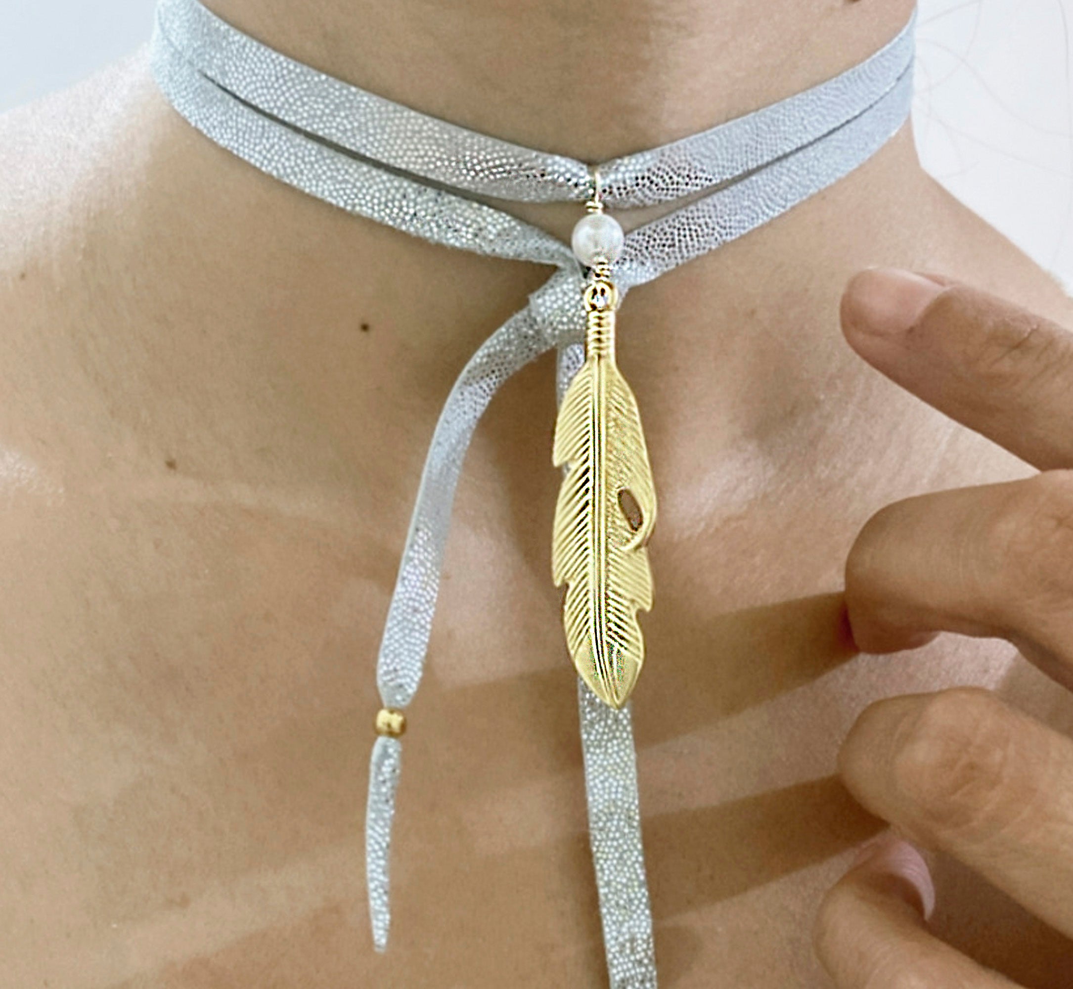 Gargantilla de piel con pluma