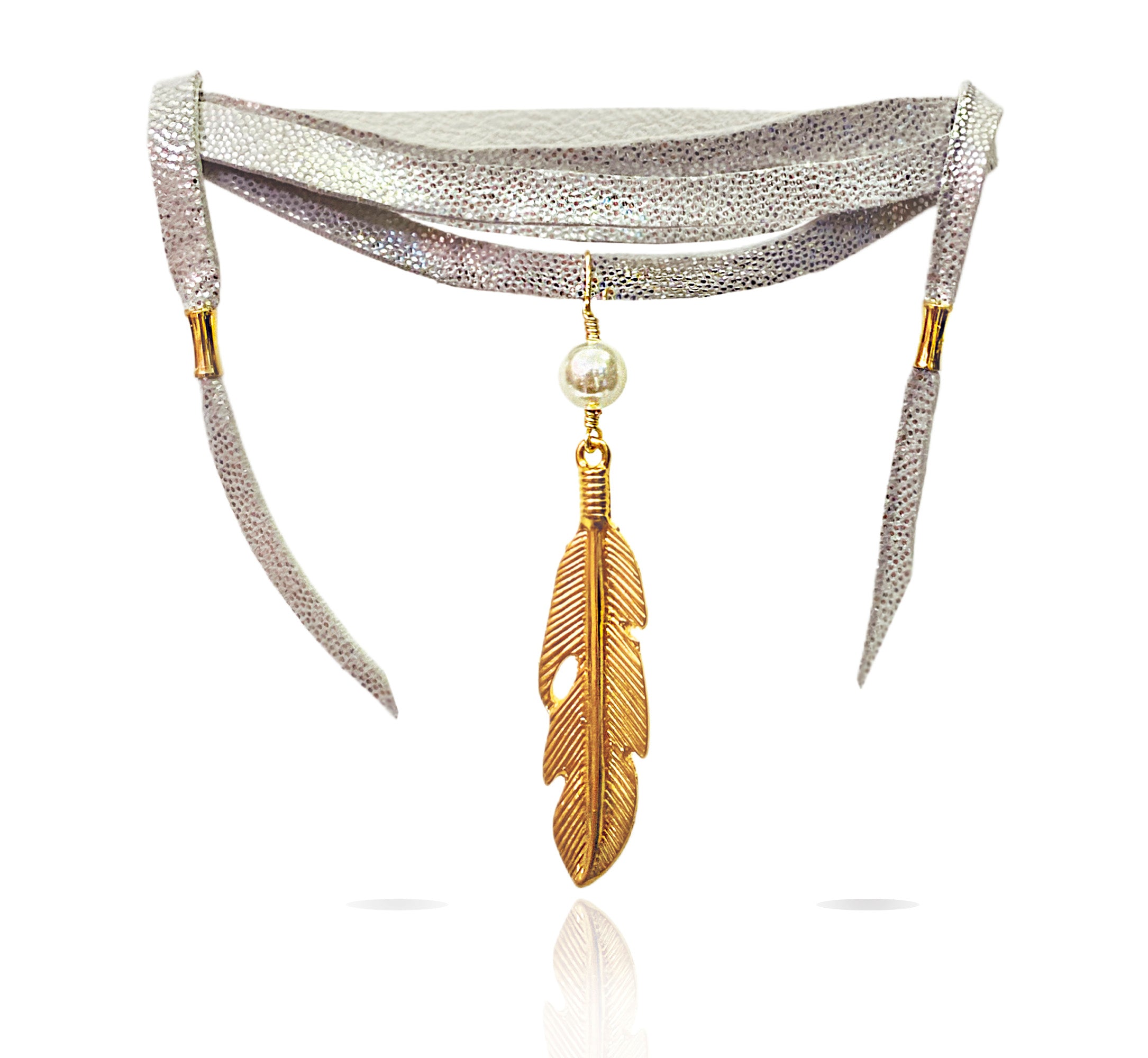 Gargantilla de piel con pluma