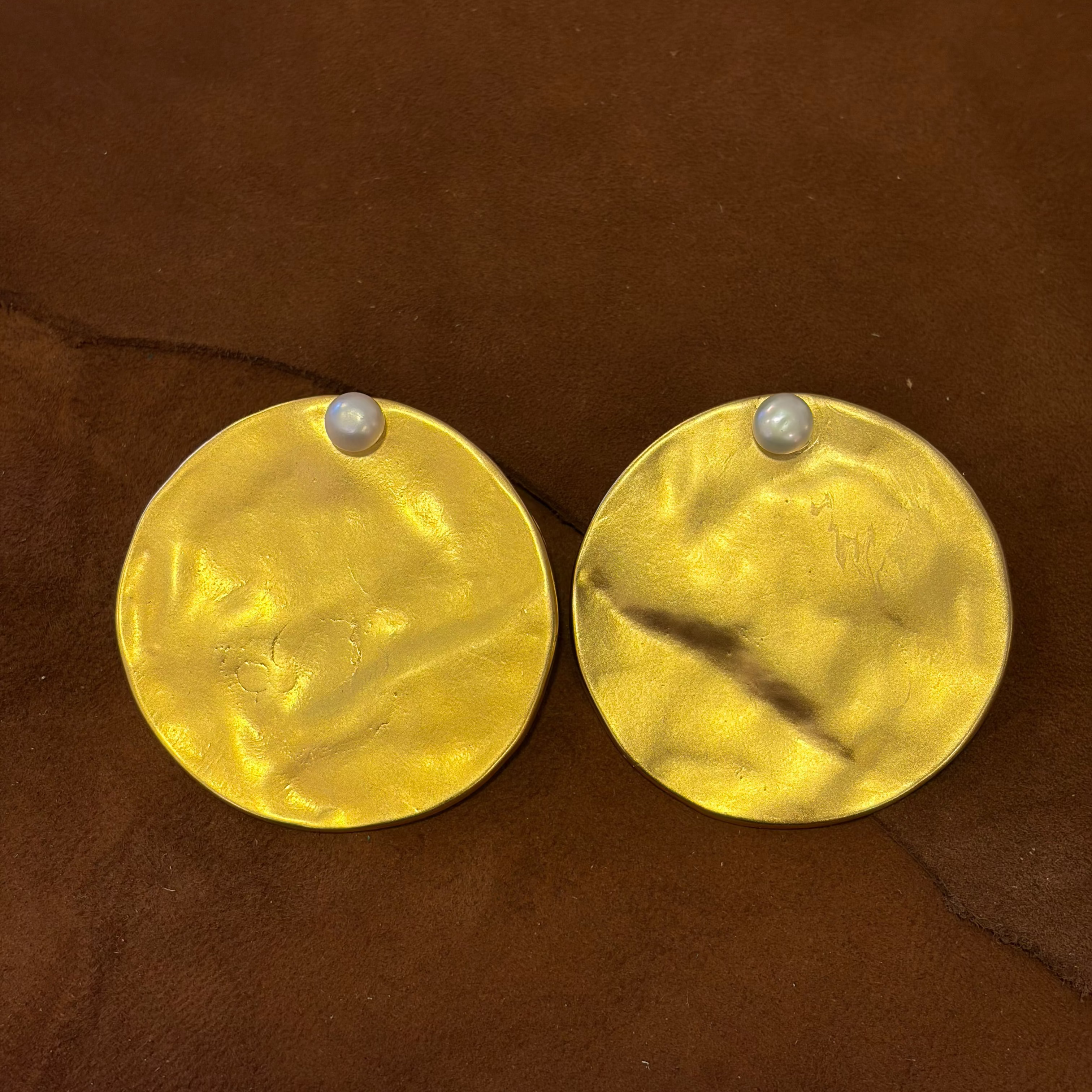 Medallón Baño de oro y cuero dorado