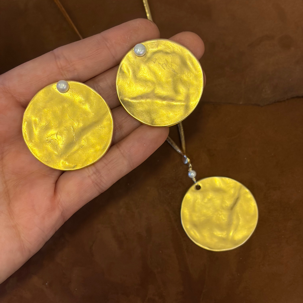 Medallón Baño de oro y cuero dorado